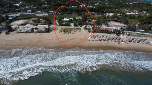 una vista aérea de una playa con un círculo rojo en Villa Miami Vieste, en Vieste