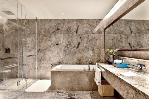 y baño con bañera, lavamanos y ducha. en Yiwu Yandoo Yayue Hotel, en Yiwu