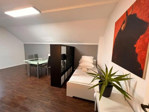 een kleine kamer met een bed en een tafel bij Ferienwohnung in bester Lage Kassels in Kassel
