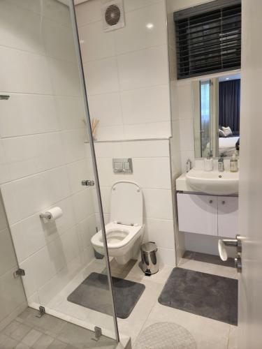 ein Bad mit einem WC und einem Waschbecken in der Unterkunft Zimbali Lakes Boulevard Suites 157 in Ballito