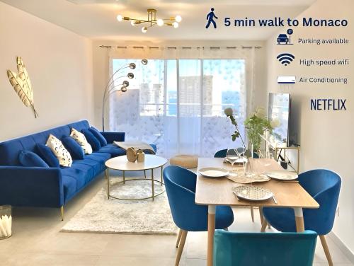 uma sala de estar com um sofá azul e uma mesa em Luxurious flat at 5 min by walk to Monaco, free parking and sea view em Beausoleil