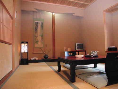 a living room with a table in a room at Hanaya Tokubei in Tenkawa