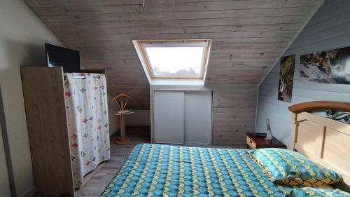 una camera da letto con un letto e una finestra di La Chambre d'Alexandre a Santec