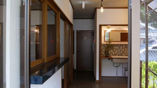 - un couloir d'une maison avec lavabo et miroir dans l'établissement women only ulala guesthouse - Vacation STAY 44819v, à Hagi