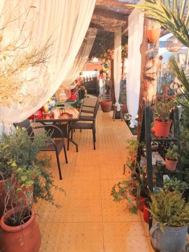 Εστιατόριο ή άλλο μέρος για φαγητό στο Beach House Babylon guest house with kitchenette and garden