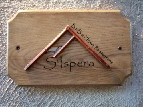 a wooden plaque with a wooden triangle with the words sierra at B&B e Home Restaurant S'ispera Monolocale uso esclusivo in Fonni