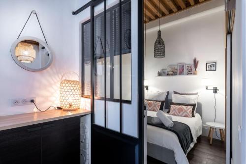 een slaapkamer met een bed en een bureau bij Le 14 Sathonay in Lyon