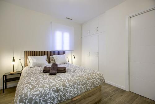 CASA MARMEL Plaza Castilla في مدريد: غرفة نوم بسرير كبير مع دواليب بيضاء
