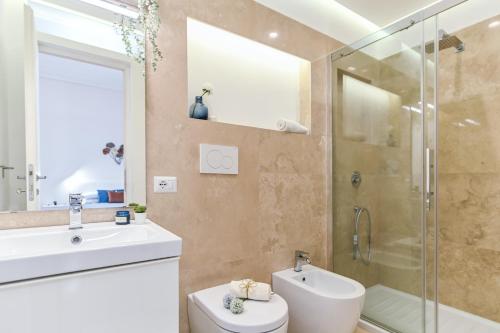 uma casa de banho com um chuveiro, um WC e um lavatório. em Suite 109 em Roma