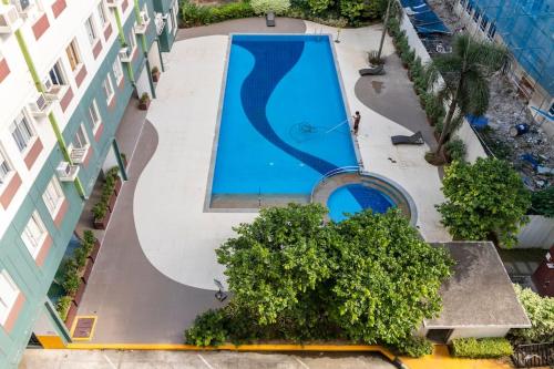 an overhead view of a swimming pool next to a building at Functional 1-br Space in Amaia with Fast Internet in Mandaue City