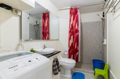 ein Bad mit einem WC, einem Waschbecken und einer Dusche in der Unterkunft Functional 1-br Space in Amaia with Fast Internet in Mandaue City