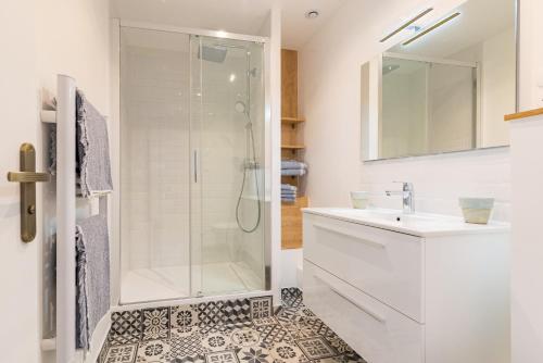 uma casa de banho com um chuveiro e um lavatório. em Côté Cour - Centre Ville- Calme - Charme - 4 Voyageurs em Dijon