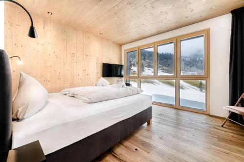 um quarto com uma cama grande e uma janela grande em Ferienwohnung Family Plus zentral by A-Appartments em Brand