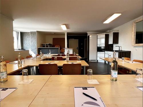 門興格拉德巴赫的住宿－MG-Quartier Hostel，大型客房配有木桌和椅子。