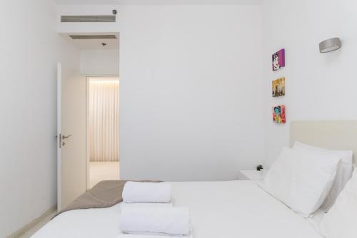 Katil atau katil-katil dalam bilik di Bat Yam Luxury Apt Terrace & Sea View by FeelHome