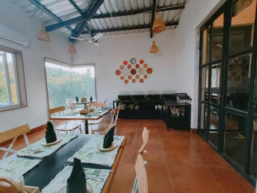 een woonkamer met een tafel en een piano bij Ataraxia Crestmont Resort & Spa in Dehradun