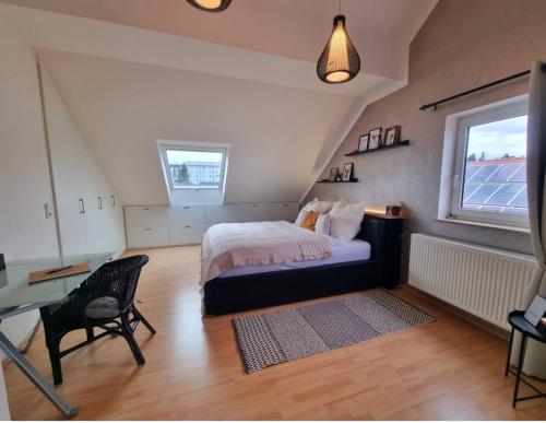 シェームベルクにあるFerienhaus im Luftkurortのベッドルーム1室(ベッド1台、デスク、窓付)