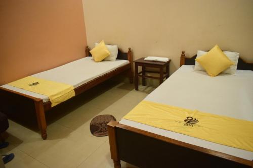 Katil atau katil-katil dalam bilik di Hotel Shakuntla Palace - 400 Meters away from Vishnu Pad Temple 7 mins walk