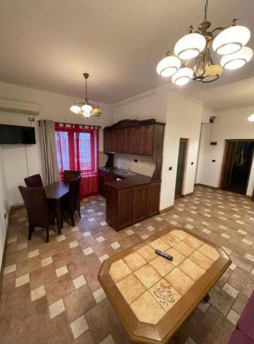 een woonkamer met een tafel en een keuken bij Mediterranean Downtown Apartment in Arad