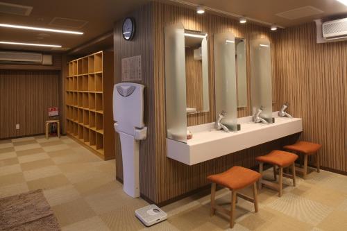 łazienka z 2 umywalkami i 2 lustrami w obiekcie Kobe Port Tower Hotel w mieście Kobe