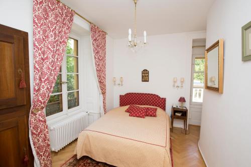 Giường trong phòng chung tại Maison Suchard, tradition & elegance in the Jura