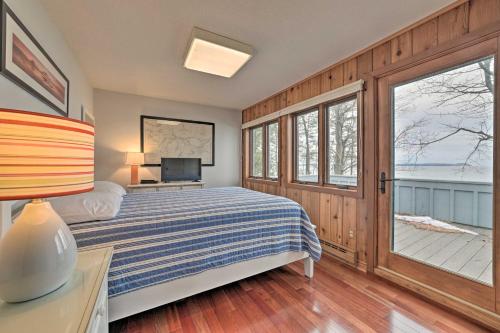 Ένα ή περισσότερα κρεβάτια σε δωμάτιο στο Spacious Lake Leelanau Home on Lake Michigan!