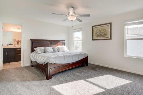 um quarto com uma cama e uma ventoinha de tecto em Spacious Merced Vacation Rental! em Merced