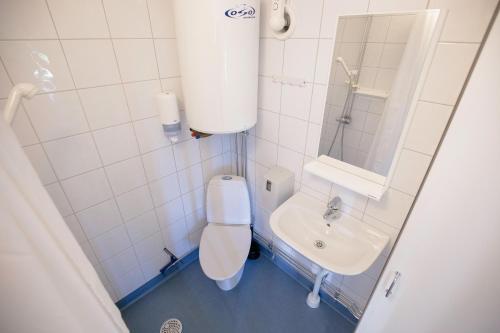 Baño pequeño con aseo y lavamanos en Hafsten Resort, en Sundsandvik
