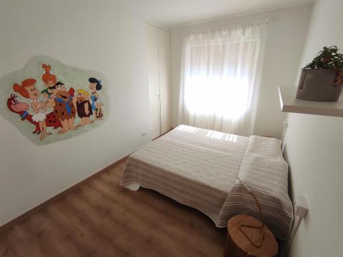 een slaapkamer met een bed en een schilderij aan de muur bij Appartamento Wilma in Spormaggiore