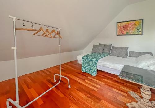 Ein Bett oder Betten in einem Zimmer der Unterkunft Cosy house with workplace, balcony and garden 30 min to Marienburg