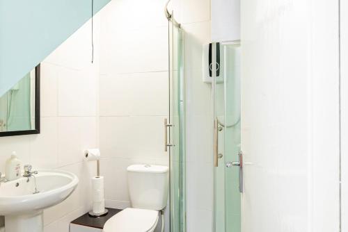 La salle de bains est pourvue de toilettes, d'un lavabo et d'une douche. dans l'établissement Free Parking-Central Location-Contractor-Leisure, à Colchester