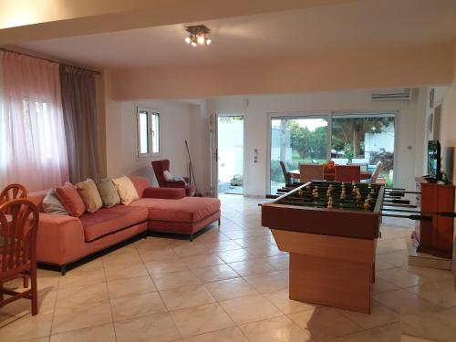 uma sala de estar com sofá e matraquilhos em HOUSE SUITES DOMAINE em Rizómilos