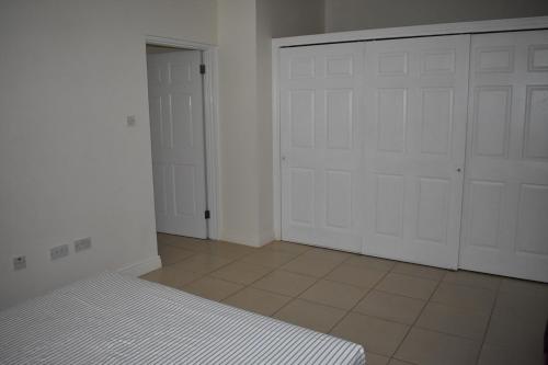 Oland - 2 Bedroom apartment with Marina viewにあるベッド