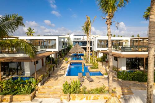 una vista aérea de un complejo con piscina y palmeras en TOA Hotel & Spa Zanzibar, en Pongwe