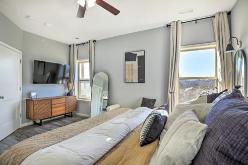 um quarto com uma cama e uma televisão em Reeds Spring Condo about 3 Mi to Silver Dollar City! em Reeds Spring