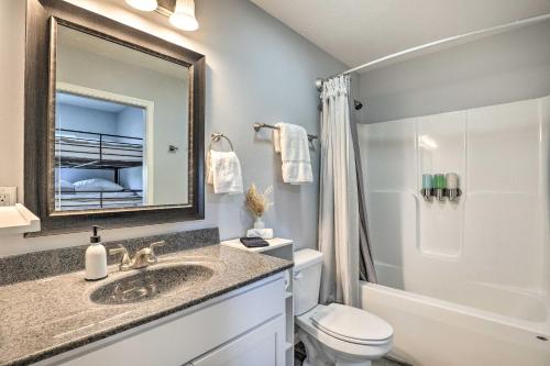 uma casa de banho com um lavatório, um WC e um espelho. em Reeds Spring Condo about 3 Mi to Silver Dollar City! em Reeds Spring