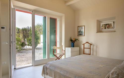 - une chambre avec un lit et une porte coulissante en verre dans l'établissement Villa Miramare, à Numana