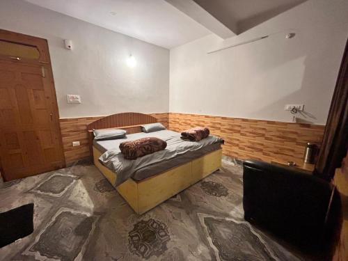 a bedroom with a bed with two pillows on it at Flipsyde Retreat in Kasol