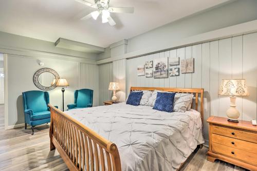 Giường trong phòng chung tại Himrod Vacation Rental 3 Mi to Seneca Lake!
