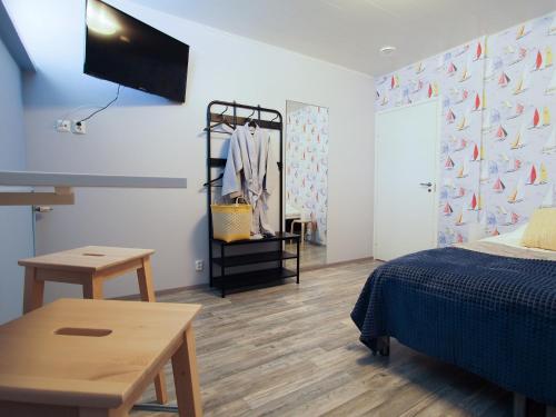 サヴォンリンナにあるSavonlinna Rentalsのベッドルーム1室(ベッド1台、壁にテレビ付)