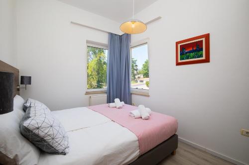a bedroom with a bed with two towels on it at Villa Alexandra 3 in Pješčana Uvala 