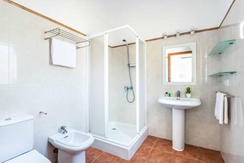 uma casa de banho com um lavatório e um WC. em Villa Flomertor 2 em Cala en Blanes