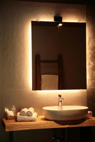 La salle de bains est pourvue d'un lavabo et d'un miroir. dans l'établissement Il Giardino Segreto, à Fogliano Redipúglia