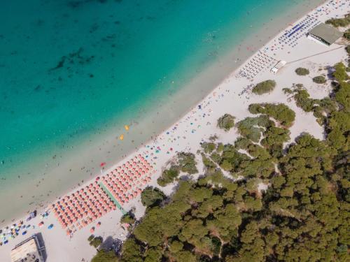 an overhead view of a beach with a crowd of people at La Meta Sporting Rooms in Alghero