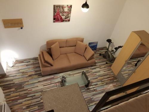 sala de estar con sofá en el suelo de madera en Young Downtown Apartment en Arad