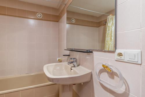 ein Badezimmer mit einem Waschbecken, einem Spiegel und einer Badewanne in der Unterkunft Turmalina 45b in Calpe