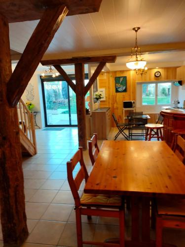 une salle à manger avec une table et des chaises en bois dans l'établissement La Maison des oliviers, à Aubeterre-sur-Dronne