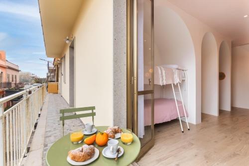 a table with food on a balcony with a bed at ANNA'S DREAM BED & BREAKFAST in Avola