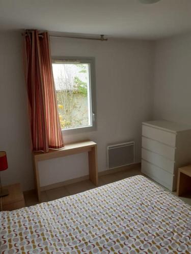 une chambre avec un lit et une fenêtre dans l'établissement Appartement cozy pour curistes et touristes, à Salies-de-Béarn