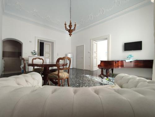 - un salon avec un canapé et un piano dans l'établissement Dimora della Marchesa - al Duomo, à Manfredonia